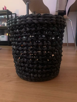 En liten korg som man kan ha lite små saker i.  - Den är mörk grå. Super fin. Men föll inte mig i smaken hoppas ni vill köpa.