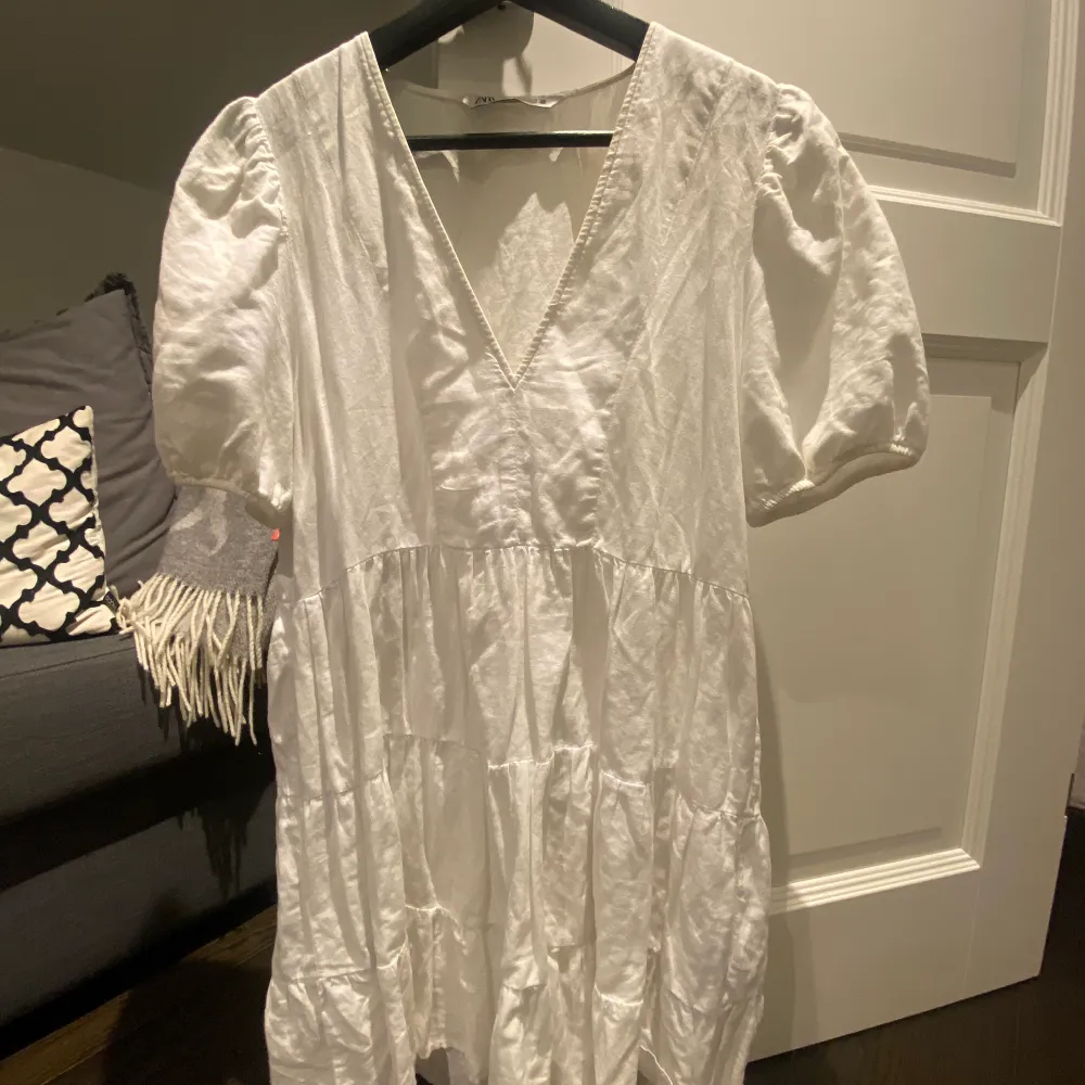 En perfekt vit klänning i linnematerial från zara. Den är kortärmad och v-ringad. Bär sig finare på en på bild💕💕tar swisha och kan mötas upp😃. Klänningar.