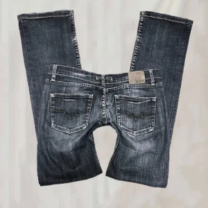 lågmidjade jeans - super snygga lågmidjade straightlegjeans!⭐️Midja kring 80cm innerben 83cm. Hittar ingen storlek men uppskattar en 28