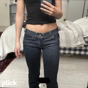 Lågmidjade Diesel jeans - Lågmidjade Diesel jeans. Köpte dessa på plick men de var tyvärr för små. Midjemått: 35cm rakt över, innerbenslängden 84cm. 2 lånade bilder av henne jag köpte från. Skriv privat ifall du har funderingar eller något annat i åtanke! 💌 inga defekter!