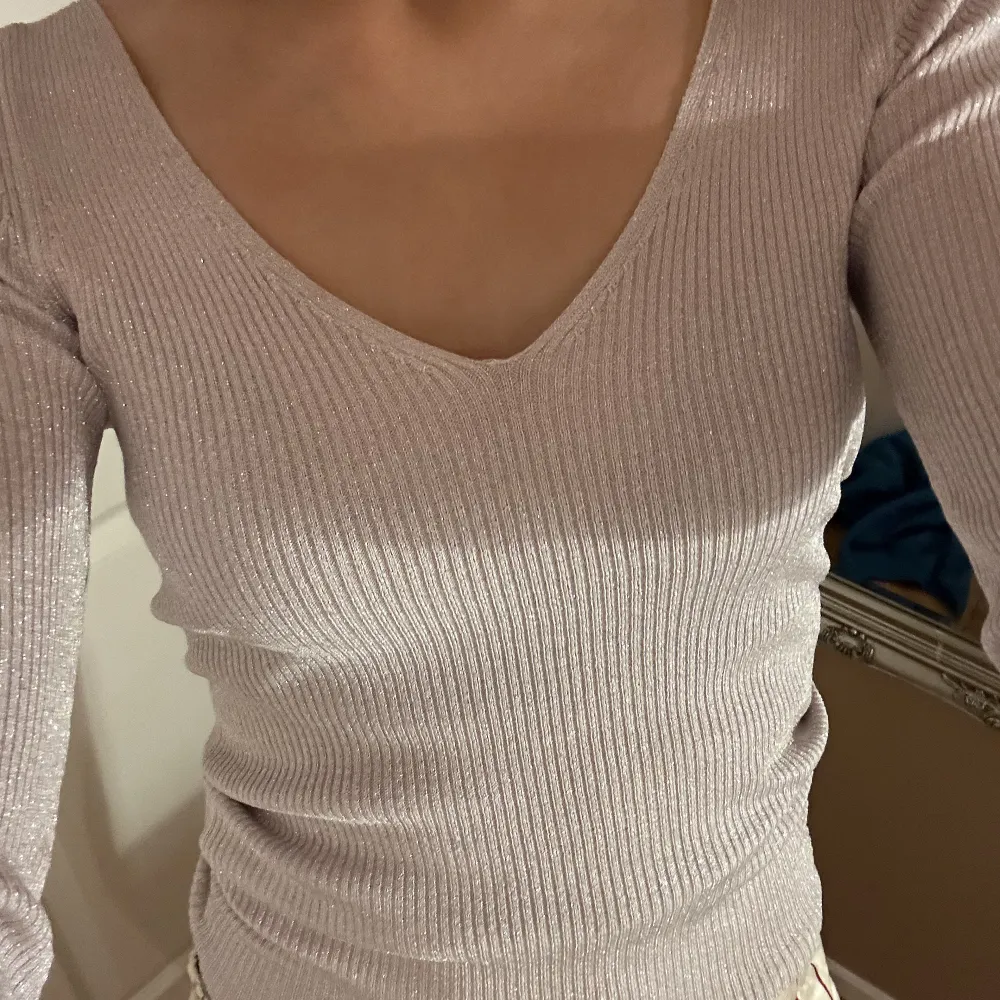 Säljer denna lilla glittriga tröjan som är en jättefin fest topp , i storlek XS men är ett stretchigt matreal så passar nog S och M också. Kontakta mig om du har några frågor. Yläosat.