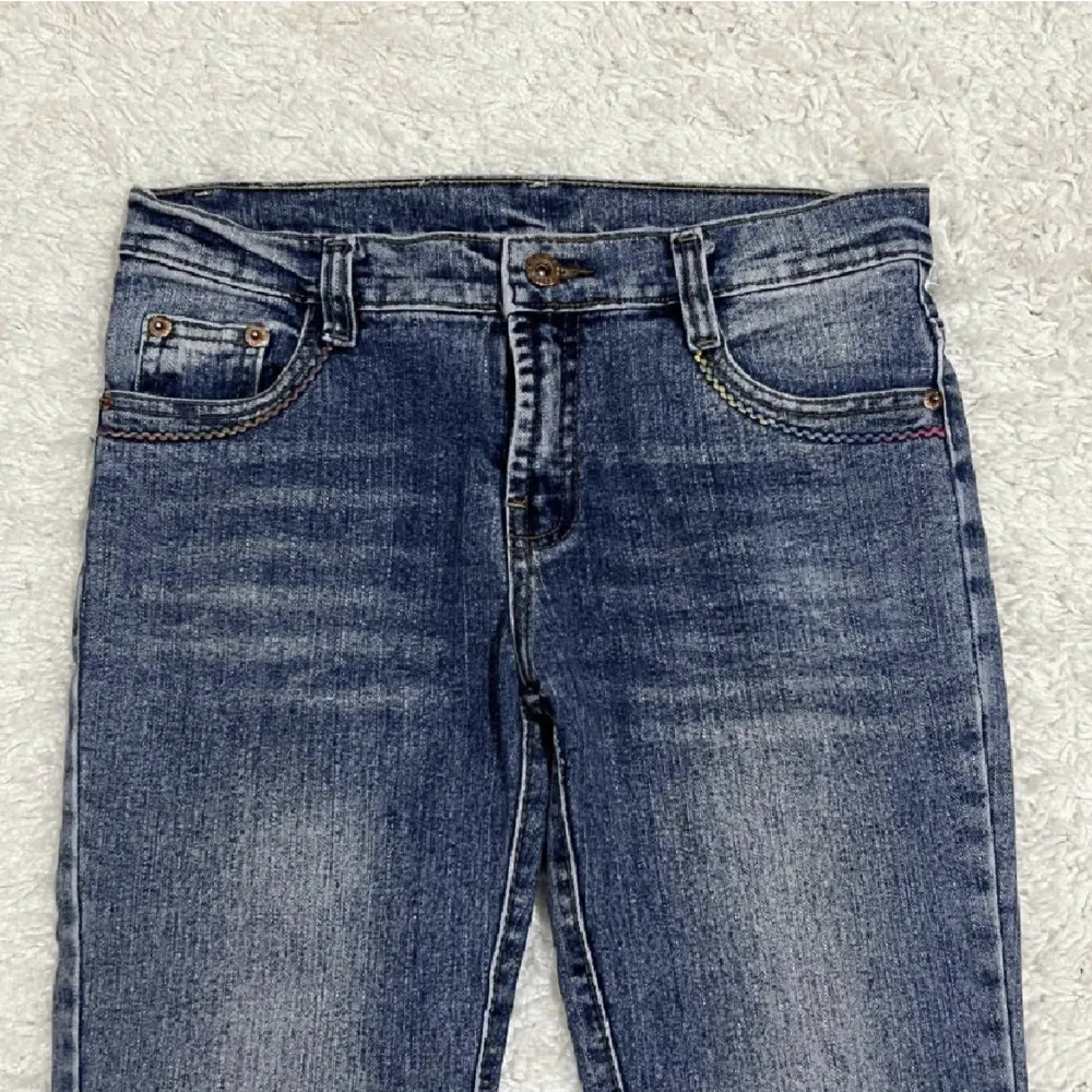 Jättefina lågmidjade jeans från Bongo. Säljer för att de tyvärr var för små för mig, nyskick. Midjemått 76 cm innerbenslängd 78 cm💖. Jeans & Byxor.