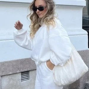 Chunky Sweater  - Säljer denna fina vita sweatshirt från Nelly då jag hellre hade velat ha en i en större stl, Endas testad och prislappen på. Ser gult ut i ljuset med den är kritvit som på första bilden. Ny pris 349 säljs för 200 och frakten står du för