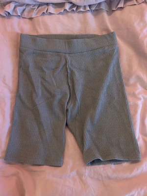 Cykelbyxor - SUPER sköna ljusblå cykelbyxor. Jättefina verkligen! Men har tyvärr växt ut dom innan jag ens hann använda dom då jag köpte i slutet av förra sommaren på Pull&Bear. Så nyskick alltså! Stretchiga också!