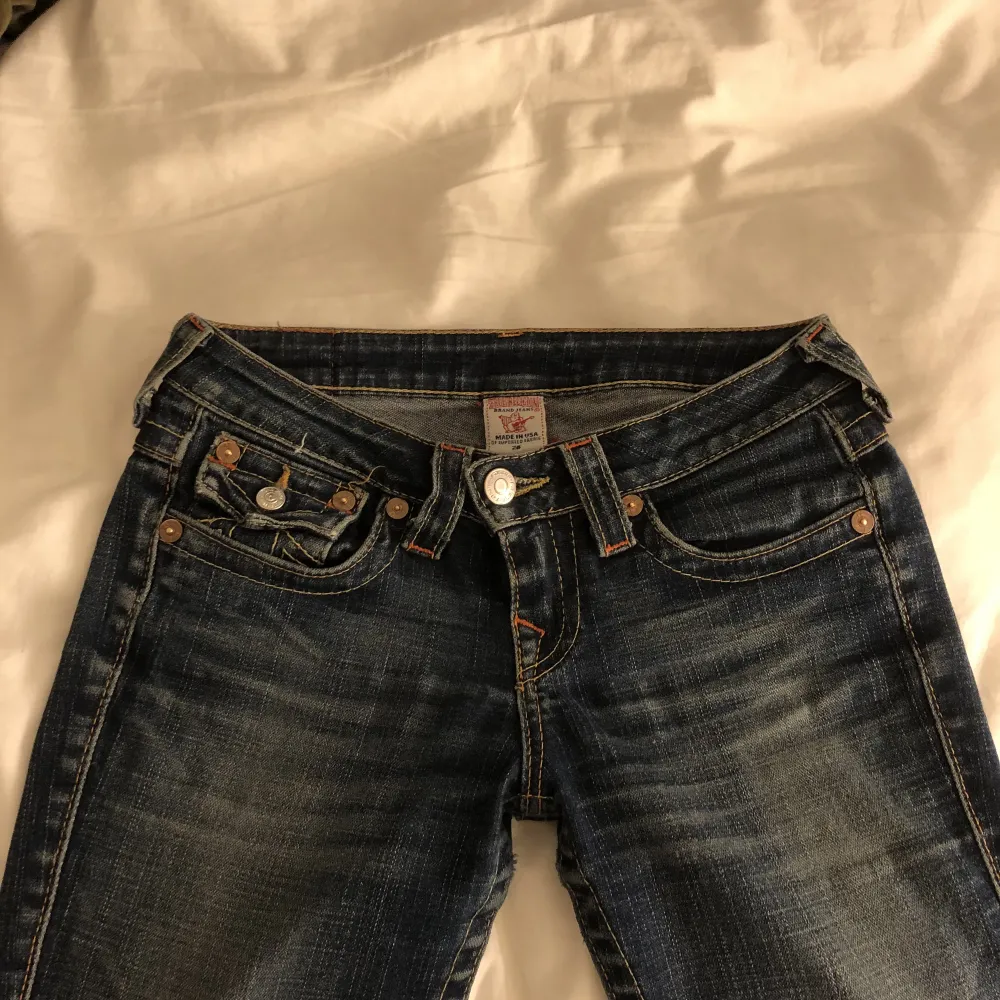Hej!! Intressekoll på mina true religion jeans eftersom att de inte passade så bra på mig, spårbar frakt 69kr! Flare/bootcut jeans💓💓 på bild två ser man att det är två knappar, la till den längst för de var för stora på mig men det går säkert att ta bort💕. Jeans & Byxor.