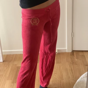 Röda juciy couture byxor - Juciy couture mjukisbyxor i rött