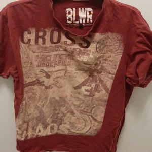 Röd t-shirt Cross - En tshirt som jag tyckt mycket om men har vuxit ur :( Hoppas på att du bär den vidare för visst är den snygg 
