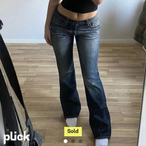 lågmidjade bootcut jeans - Skitsnygga men är för stora på mig. Köpt från plick och bara testade 1 gång. (bilder från förra säljaren) 41 cm rakt över midjan och innerbenslängden 85.