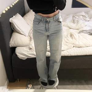 Fina ljusa lite utsvängda jeans från Zara.  Storlek 36 💙