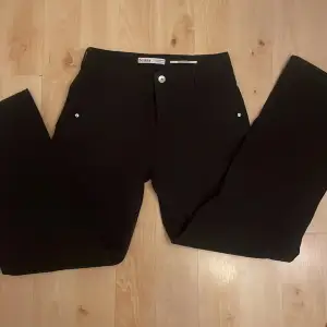 Baggy midwaist byxor från Bershka, stl. 38, jätte bekväma, längden är lite längre på mig som är 171cm, som nytt skick, använt ett få tal gånger, köparen står för frakt❤️❤️❤️