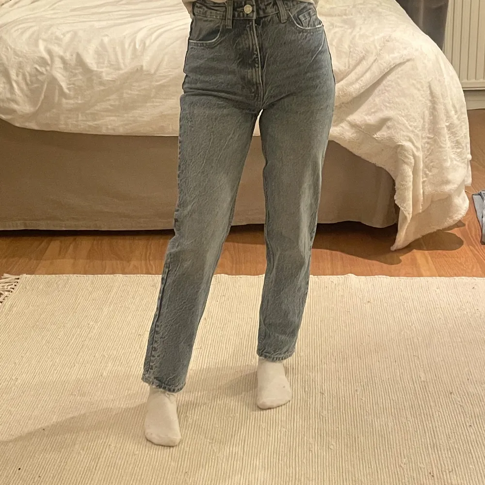 Fräscha Zara ”Mom fit” jeans. Blåa i storlek 32. Andvänt få gånger. Sitter superfint🤩. Jeans & Byxor.