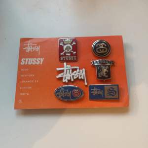 Vintage pins från Stussy, köpta från ettresex i Stockholm 2022