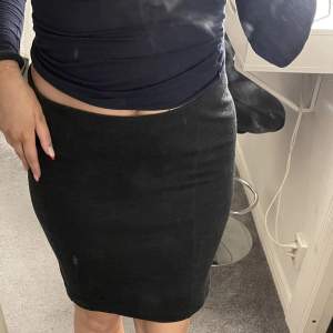 Säljer denna fina kjol som är från Filippa K. Den är i storlek M men den passar S också. Den är i bra skick. Skriv för fler bilder och vid intresse.😊🫶🏻