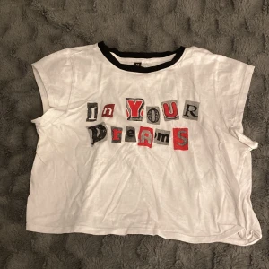 T-shirt - En crooped t-shirt från H&M