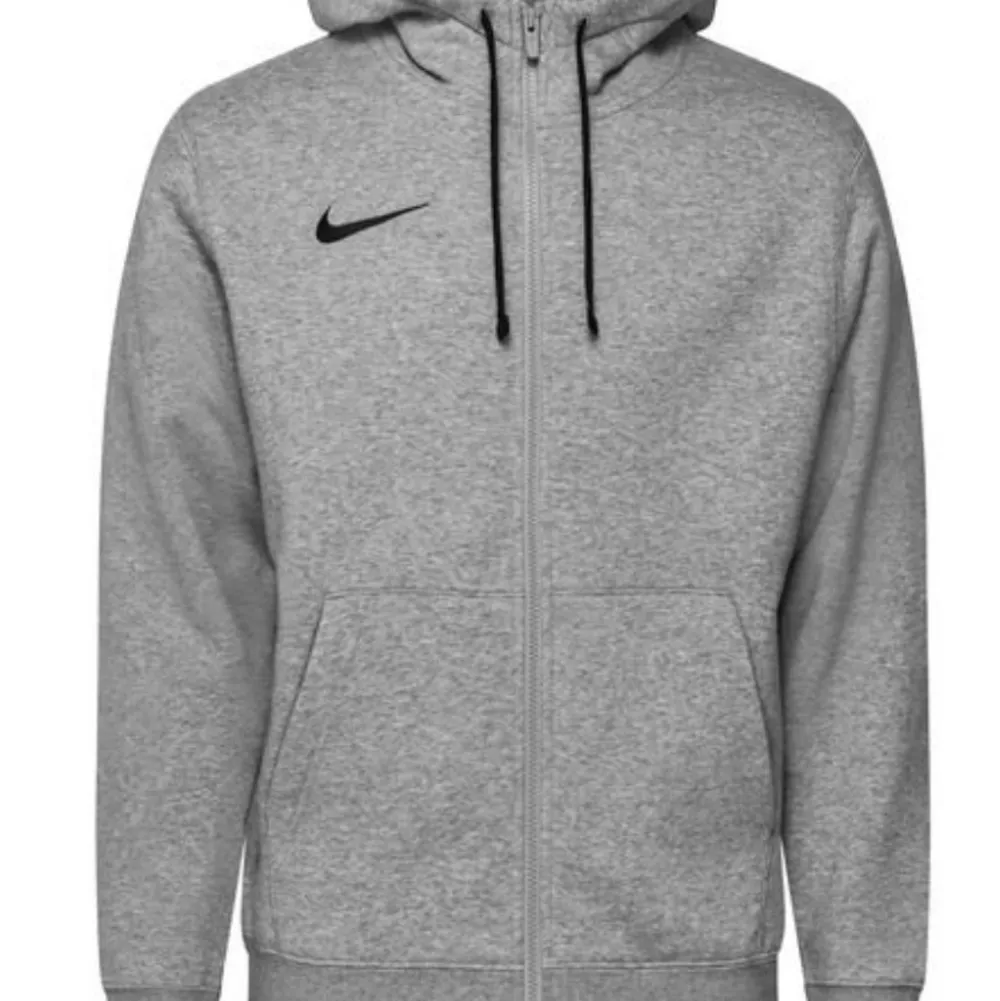 Grå Nike tröja,  i bra skick, kvalite      Storlek S                   Skriv för bud         Nypris = 600-700 kr. Hoodies.