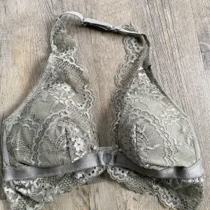 Supersöt spetstopp från Hunkemöller. Storlek S och helt oanvänd 