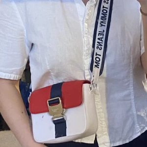 Tommy Hilfiger - Väska i nyskick, knappt använd! Trendigt snyggt axelband och perfekt storlek. Nypris, 1400kr