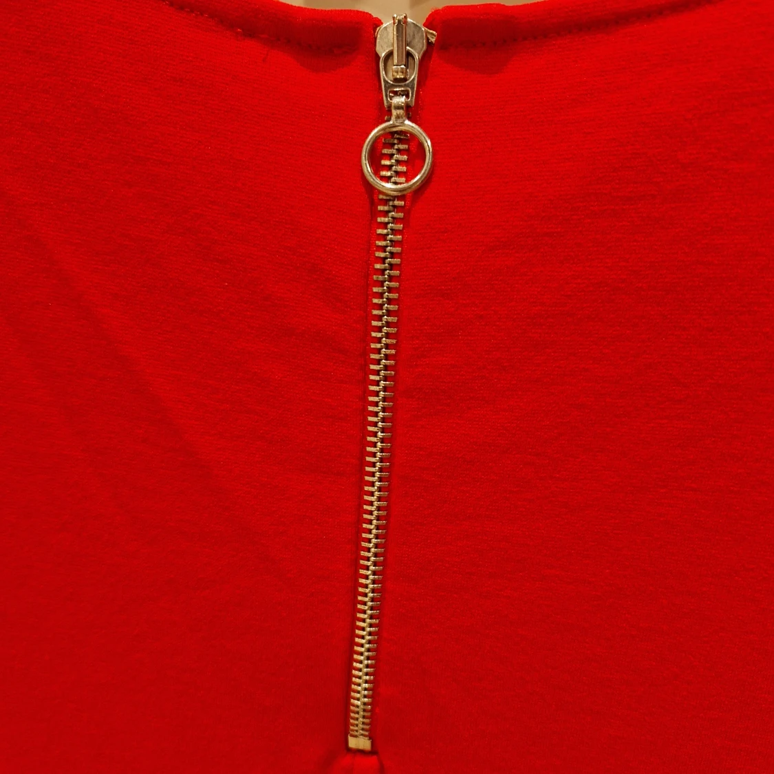 Röd klänning med trekvartsärm  - 90