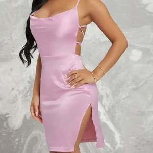 Klänning  - Rosa klänning från shein. Använder ej då jag ej passar i färgen 