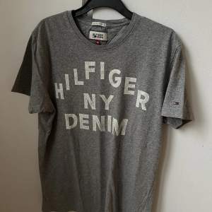 T-Shirt från Tommy Hilfiger i Strl M.