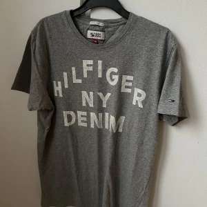 Hilfiger, T-shirt, Strl M - T-Shirt från Tommy Hilfiger i Strl M.