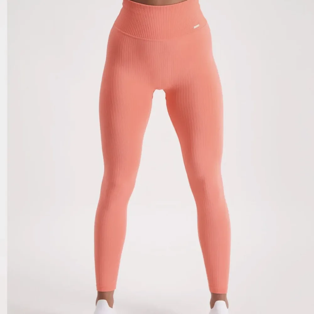 Säljer dessa super fina aimn tightsen i rosa pågrund av att jag råkade beställa i fel storlek⚡️🎸🫶🏻 De är ändats testade alldrig använda😻. Jeans & Byxor.