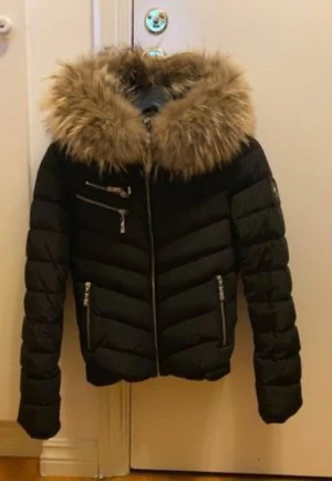 Hollies Chatel silver - Svart Hollies dunjacka med leopardmönstrat foder, löstagbar äkta pälskrage och blixtlås i silver. Knappt använd så i toppskick. Storlek XS. Nypris: 4000:-