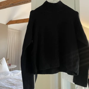 Svart stickad tröja med polokrage - Säljer nu min stickade tröja från & Other stories. Tröjan är väldigt mjuk och skön. Använt den ett fåtal gånger då jag inte passar i modellen. Nypris: 599:-⭐️