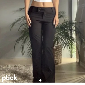 Svarta kostymbyxor - (Lånade bilder) lågmidjade svarta kostymbyxor som jag tror är slutsålda:) superfina men lite stora på mig💗storlek S