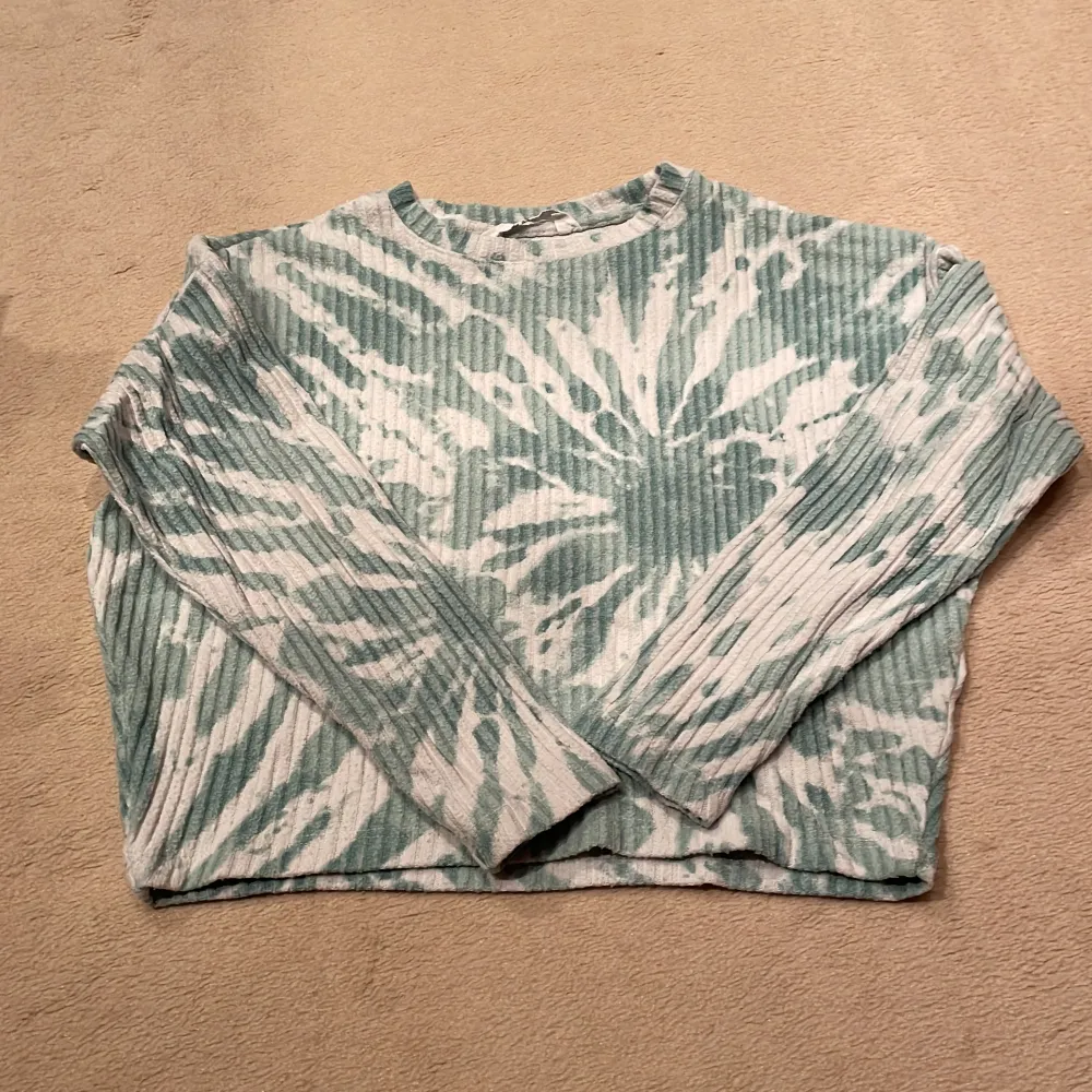 Snygg långärmad tröja med olika mönster. I mintgrön. . Tröjor & Koftor.