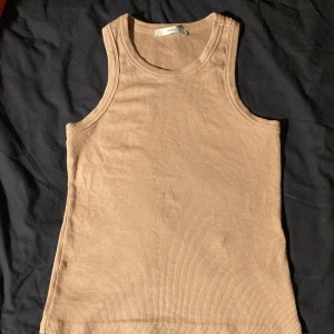 Crop topp - En fin brun crop topp, den är ifrån  pigalle och är i bra skick! 