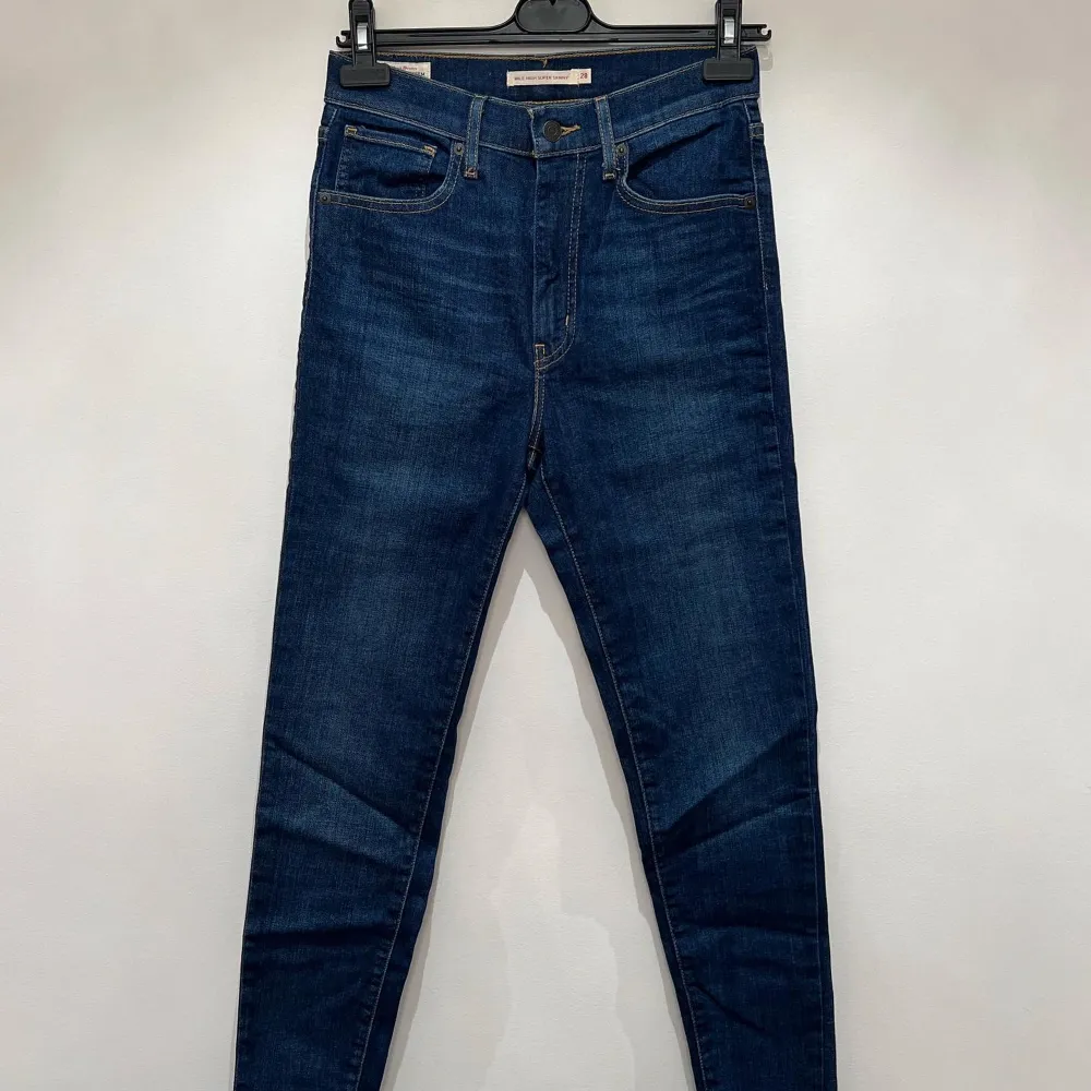Super snygga jeans från Levi’s (Mile High Super Skinny) I mycket bra skick. Använda endast fåtal gånger.  Frakt tillkommer . Jeans & Byxor.