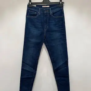 Super snygga jeans från Levi’s (Mile High Super Skinny) I mycket bra skick. Använda endast fåtal gånger.  Frakt tillkommer 