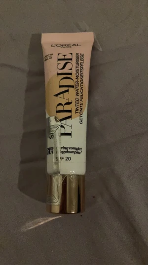 Smink  - Säljer av med detta då de aldrig kom till användning de är en foundation, lip countor och en High flow för ansiktet alla 3 för 150