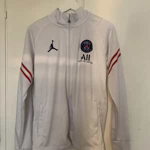 Psg tröja - Säljer en vit psg tröja 750kr orginala pris  Inte jätte använd 