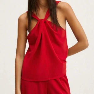 Topp - Topp från mango storlek M, fraktar för 66kr 💕