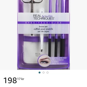 Ögonbrynsset från Amazon - Fick fel vara hemskickad till mig från Amazon så därför säljer jag denna här istället.  Varan är helt oanvänd i sin orginalförpackning; perfekt som en födelsedagspresent till en tonåring. Kan mötas upp, annars står du för frakten.