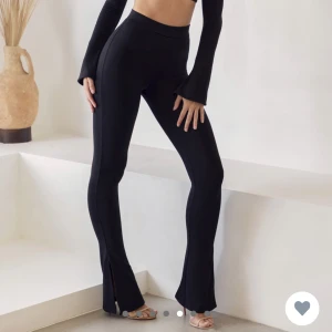 Oh Polly Byxor  - Oh polly High waist Flare Leggings TALL. Säljer dessa eftersom jag beställde fel, eftersom de är ”tall” är de alldeles för långa för mig som är 162cm. Jag har enbart testat dem och prislappen är kvar! 💗 Strolek UK 4 motsvarar XS. Originalpris 32 pund.  
