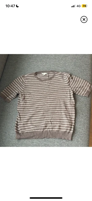 Stickad t-shirt - Fin randig stickad t-shirt från H&M ❤️❤️ i bra skick men en gnutta nopprig