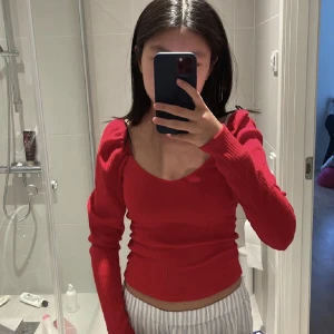 Röd ribbad topp - Röd ribbad topp från H&M!! Med lite puff i axlarna❤️ super bra skick endast använd en gång! Lite stretchig