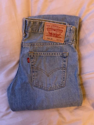 Lågmidjade Levis Jeans - Superfina lågmidjade jeans, waist 27 length 34, säljer då de inte kommer til användning💕