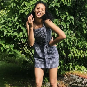 Dress so efficient! - With pockets! Adjustable sholders, a sip on the side and a nice matching belt😊 It is perfekt 💕