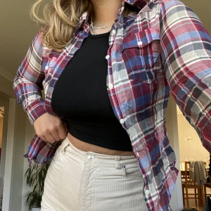 Skjorta  - Snygg skjorta med knappar och liten ficka. Sällan använd 