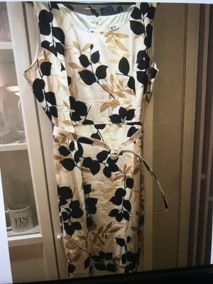 Klänning  - Klänning storlek eur 46, använd en gång. Fint skick. Köpt från Axelsson för 800kr