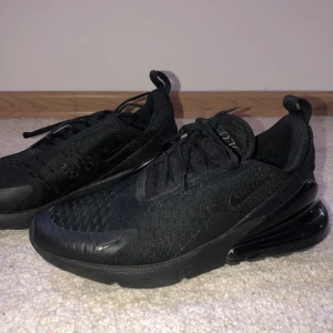 Nike Air Max 270 - Knappt använda sneakers. Som nya och fläckfria. Använda Max 4 gånger. 