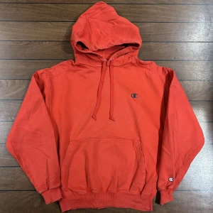 Vintage Champion Hoodie - Snygg vintage Hoodie i storlek L! Sjukt bra o lite tyngre material! Bara att skriva om du undrar över något🙏 passar som en M-L