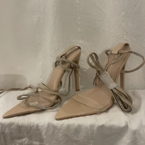 Oanvända klack med band🤩 - Helt nya klack med glittrig band ✨