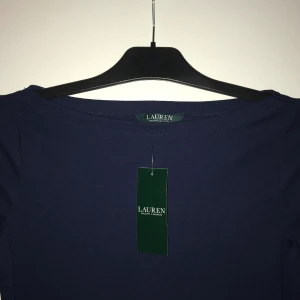 Ralph Lauren topp  - Säljer denna fina Ralph Lauren topp i storlek S med en båtringning och halvlånga ärmar. Aldrig använd. Köptes för 599 och säljs för 349kr. Kontakta mig om det behövs flera bilder på plagget eller övriga frågor.♥️