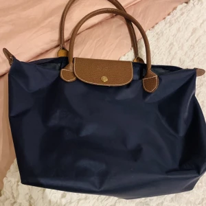 Longchamp väska - Jätte fin marinblå ÄKTA longchamp väska!💘 Ska köpa en ny så säljer denna!!  (Första bilden är lånadk) den har ett innerfack med dragkedja❤️‍🔥