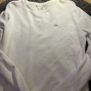 Lee tröja - Helt oanvänd. Äkta Lee köpt för 300 sek. Väldigt fin. Behövde rensa garderoben, och den åkte tyvärr ut. Bättre att någon som verkligen gillar den får den❤️